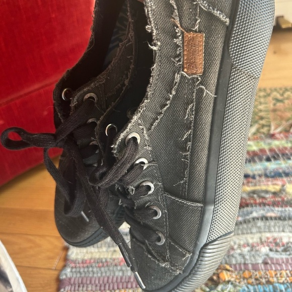 Blowfish Black Distressed Athletic Shoes 10 - Picture 8 of 15